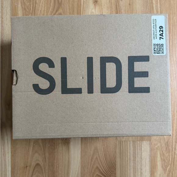 YEEZY Adidas Foam Slide Sandals in Neon Yellow Glow Green 2022 - Picture 5 of 6